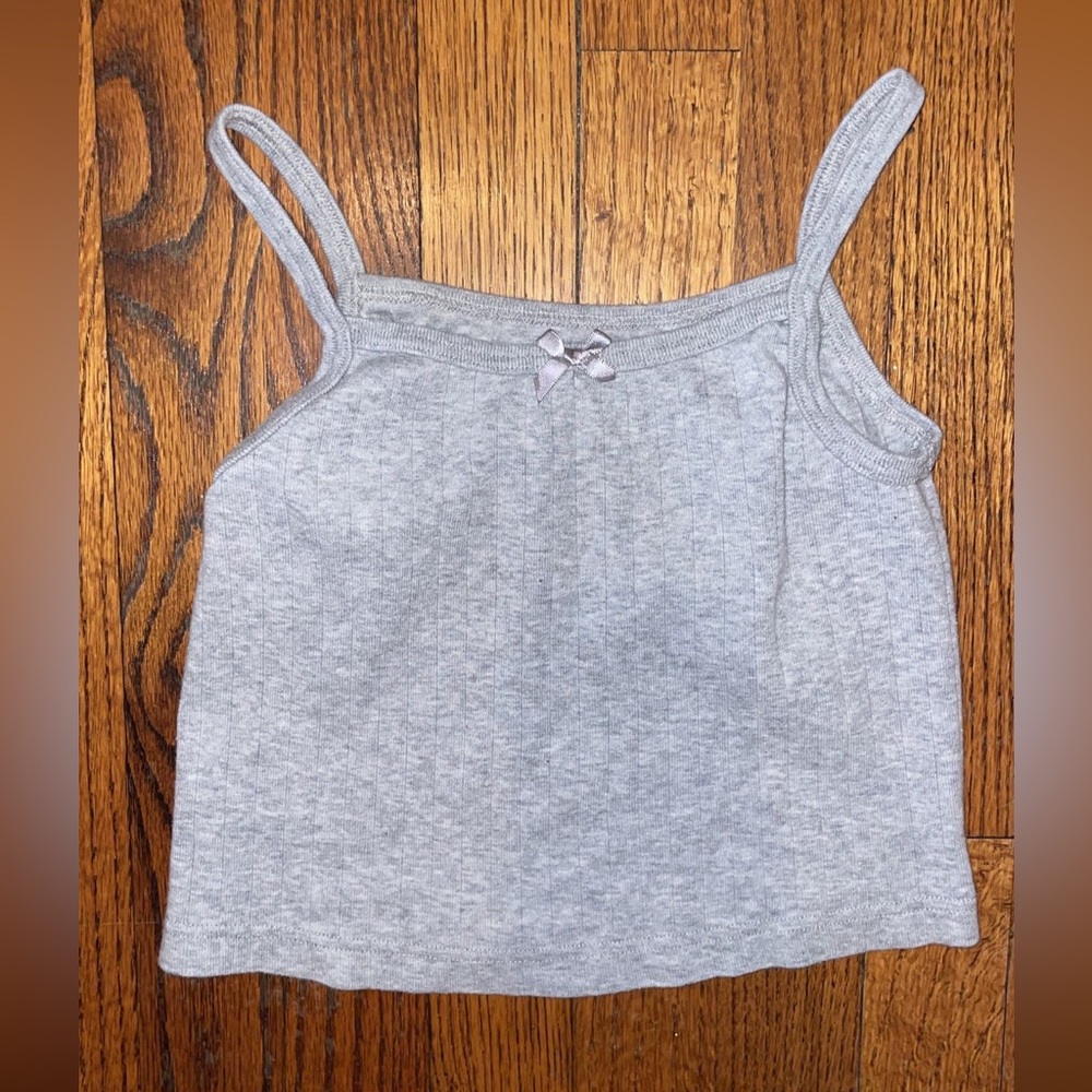 grey tank top